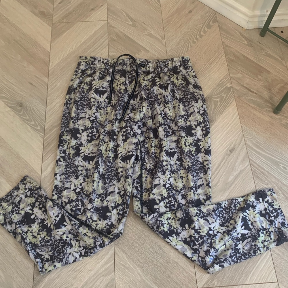 Lululemon Floral On the Fly Pants 6
